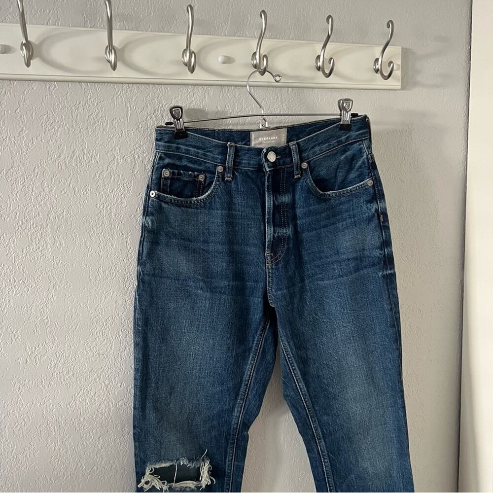 Everlane The Cheeky Crop Jeans in Distressed Medium Wash - Picture 4 of 9